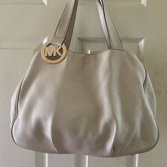Michael Kors leather Beige large shoulder bag accentuate with the gold t… - Picture 3 of 16